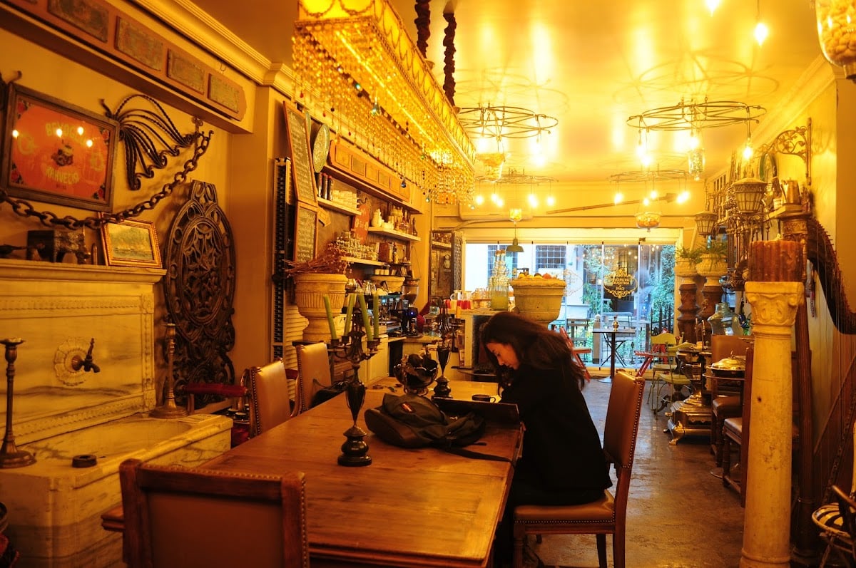 Çukurcuma Antique District Café - Café / Antique District em Istambul