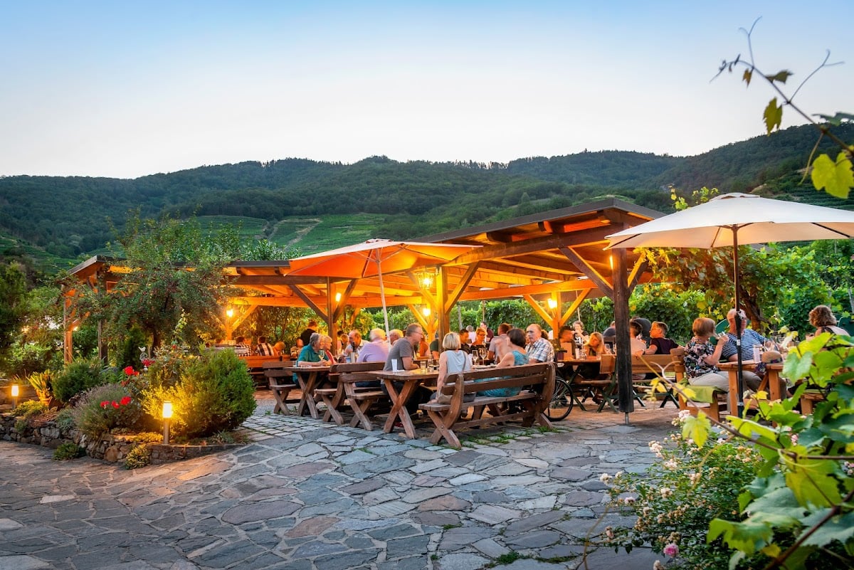 Winery Thomas Gritsch - courtyard in the arcades - Heuriger em Viena